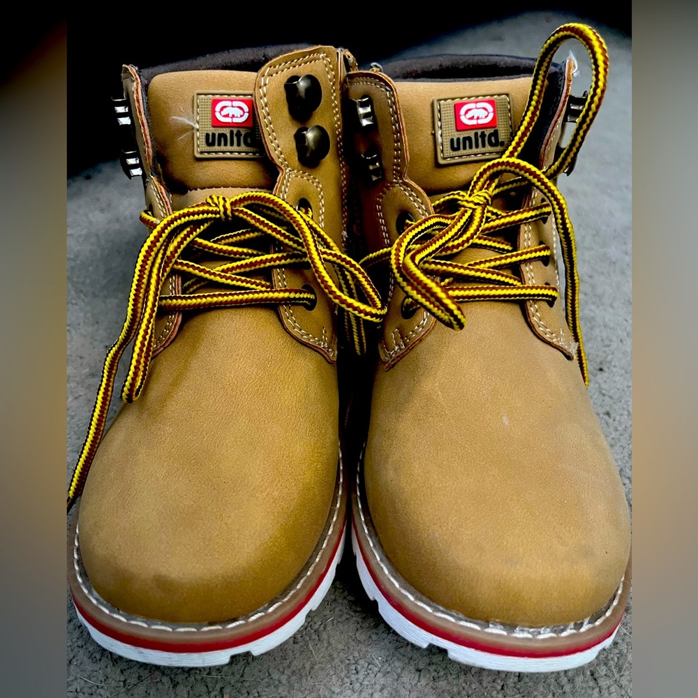 Ecko Unltd kids Size 3 boots